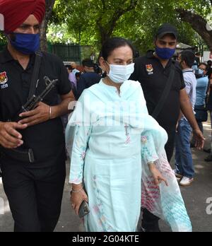 NEW DELHI, INDIA - MAGGIO 31: Leader del Congresso e ministro del Gabinetto del Punjab per la sicurezza sociale Donne e sviluppo del Bambino Aruna Chaudhary visto dopo aver partecipato ad una riunione di partito a Gurudwara Rakabganj Road il 31 maggio 2021 a Nuova Delhi, India. Il panel è stato formato dal presidente del Congresso Sonia Gandhi dopo che una sezione di leader del partito ha espresso malcontento per la gestione della questione dell'assedio del 2015 e i successivi incidenti di sparo a Kotkapura a Faridkot. L'alto comando del Congresso aveva convocato tutti gli MLA e i ministri del partito, compresi gli MLA ribelli, per incontrare il panel dei tre membri nei prossimi tre giorni Foto Stock