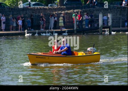 Windsor, Berkshire, Regno Unito. 31 maggio 2021. Oggi gli affitghi delle barche erano occupati. Windsor era piena di gente del posto e di visitatori oggi, mentre il caldo sole ha portato le persone in città per il lunedì delle festività. Dopo la vita della maggior parte delle restrizioni del Covid-19 la città era in piena espansione oggi con le persone che mangiavano all'aperto, che andavano in gite fluviali e che si divertono con le loro famiglie e gli amici. Credit: Maureen McLean/Alamy Live News Foto Stock