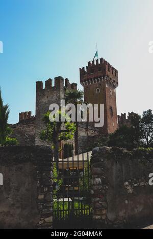 Torre della fortezza scaligero a Lazise Foto Stock