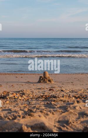 Castelli di sabbia su Highcliffe Beach nel weekend hotttest bank Holiday dell'anno vicino a Bournemouth, Inghilterra. Foto Stock