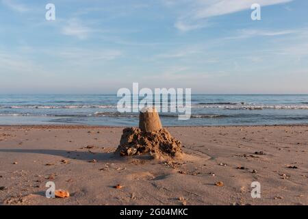 Castelli di sabbia su Highcliffe Beach nel weekend hotttest bank Holiday dell'anno vicino a Bournemouth, Inghilterra. Foto Stock