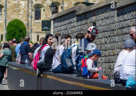 Windsor, Berkshire, Regno Unito. 31 maggio 2021. Coda di persone per il Castello di Windsor. Windsor era piena di gente del posto e di visitatori oggi, mentre il caldo sole ha portato le persone in città per il lunedì delle festività. Dopo la vita della maggior parte delle restrizioni del Covid-19 la città era in piena espansione oggi con le persone che mangiavano all'aperto, che andavano in gite fluviali e che si divertono con le loro famiglie e gli amici. Credito: Maureen McLean/Alamy Foto Stock