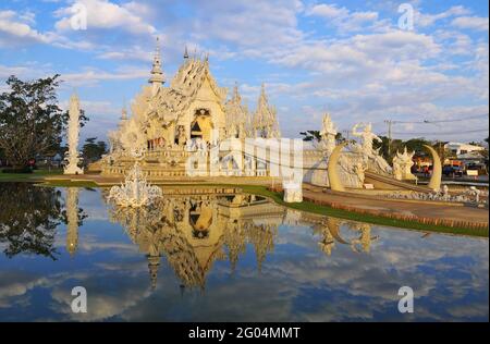 Il tempio bianco o Wat Rong Khun, Chiang Rai, Thailandia. Foto Stock