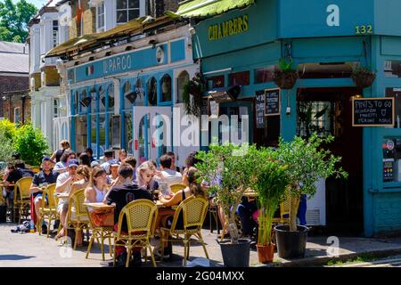 Negozi e caffè, Lauriston Road, Londra, Regno Unito Foto Stock