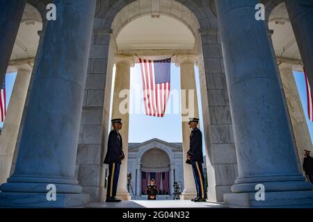 Arlington, Stati Uniti d'America. 31 maggio 2021. Le guardie d'onore del reggimento di fanteria statunitense 3d, la Guardia Vecchia, assistono nell'osservanza del National Memorial Day presso il Memorial Amphitheatre Arlington National Cemetery 31 maggio 2021 Arlington, Virginia. Credit: Planetpix/Alamy Live News Foto Stock