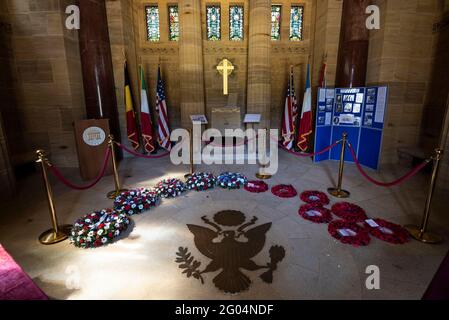 Brookwood, Regno Unito. 30 maggio 2021. Le corone commemorative vengono deposte in osservanza del Memorial Day all'interno del memoriale della cappella al Brookwood American Military Cemetery, 30 maggio 2021 a Brookwood, Surrey, Inghilterra. Brookwood è l'unico cimitero militare americano della prima guerra mondiale nelle isole britanniche e contiene le tombe di 468 morti di guerra americani. Credit: Planetpix/Alamy Live News Foto Stock