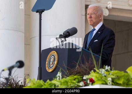 Arlington, Stati Uniti d'America. 31 maggio 2021. Il presidente degli Stati Uniti Joe Biden, ha pronunciato il suo discorso durante la commemorazione annuale del Memorial Day nel Memorial Amphitheatre presso il cimitero nazionale di Arlington il 31 maggio 2021, Arlington, Virginia. Credit: Planetpix/Alamy Live News Foto Stock