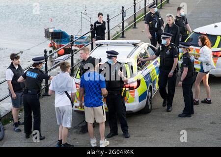 Poliziotti e donne in loco che assistono a un incidente fuori dal faro di Margate, dal molo, dalla città di mare, Kent, Inghilterra Foto Stock