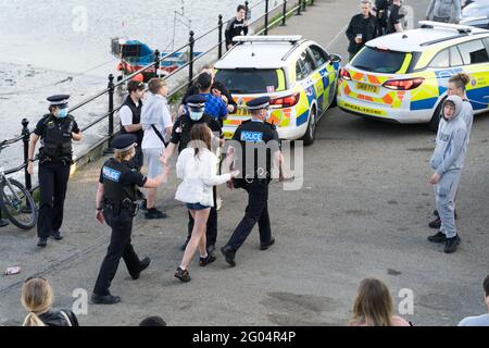 Poliziotti e donne in loco che assistono a un incidente fuori dal faro di Margate, dal molo, dalla città di mare, Kent, Inghilterra Foto Stock