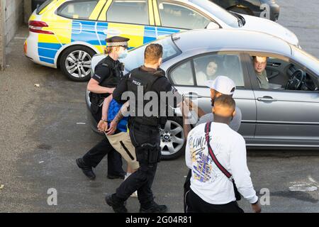 Fuori dalla barra del faro di Margate, la polizia Kent prende un uomo in poliziotto furgone, Kent, Inghilterra, la gente guardò e videoamando l'evento si è aperto Foto Stock