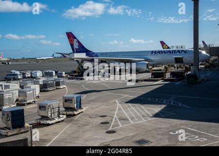 Honolulu, Hawaii. Le compagnie aeree hawaiane vengono alimentate e caricate per il prossimo volo all'Aeroporto Internazionale Daniel K. Inouye. Foto Stock