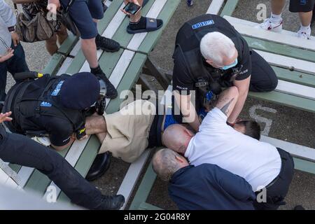 31 maggio 20201 : uomini di polizia Kent e di sicurezza rappreshend un uomo in barra faro, Margate, Kent, Inghilterra, festa di banca Lunedi Foto Stock