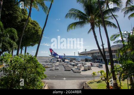 Honolulu, Hawaii. Le compagnie aeree hawaiane vengono alimentate e caricate per il prossimo volo all'Aeroporto Internazionale Daniel K. Inouye. Foto Stock