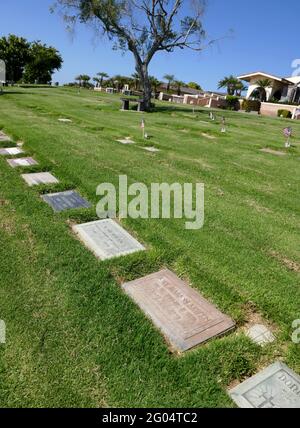 Corona del Mar, California, USA 29 maggio 2021 UNA visione generale dell'atmosfera della tomba del produttore Louis Lewyn e dell'attrice moglie Marion Mack's grave al Pacific View Memorial Park al 3500 Pacific View Drive a Corona del Mar, California, USA. Foto di Barry King/Alamy Stock foto Foto Stock