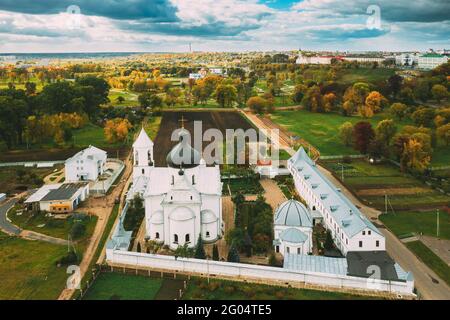 Mahiliou, Bielorussia. Il paesaggio urbano di Mogilev con il famoso monumento a San Nicola Monastero. Vista aerea dello skyline in autunno. Vista dall'alto Foto Stock