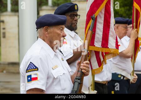 Plano, Stati Uniti. 31 maggio 2021. I veterani partecipano alla cerimonia del Memorial Day al Plano Veterans Memorial Park di Plano, Texas, Stati Uniti, il 31 maggio 2021. Credit: Dan Tian/Xinhua/Alamy Live News Foto Stock