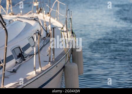 Lato yacht con parabordi. Il lato dello yacht nel parcheggio è fatto dal lato di poppa. Yacht e mare. Foto Stock