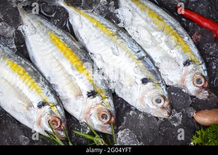 Pesce fresco crudi striscia gialla con limone, pesce sgombro su ghiaccio per cucinare il cibo nel ristorante, vista dall'alto Foto Stock