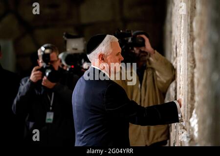 Il Vice Presidente Mike Pence prega giovedì 23 gennaio 2020 presso il Muro Occidentale di Gerusalemme Foto Stock