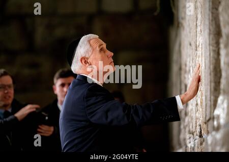 Il Vice Presidente Mike Pence prega giovedì 23 gennaio 2020 presso il Muro Occidentale di Gerusalemme Foto Stock