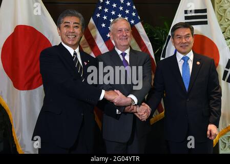 Il Segretario della Difesa statunitense James N. Mattis incontra il Ministro della Difesa giapponese Takeshi Iwaya (sinistra) e il Ministro della Difesa nazionale sudcoreano Jeong Kyeong-doo (destra) alla riunione dei Ministri della Difesa ASEAN, Singapore, 19 ottobre 2018. Foto Stock