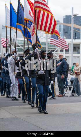 New York City, Stati Uniti. 31 maggio 2021. I veterani e i membri attivi delle forze armate hanno partecipato alla cerimonia annuale del Memorial Day presso l'Intrepid Sea, Air and Space Museum. Per onorare gli eroi caduti saranno il sindaco di New York Bill de Blasio e l'ammiraglio posteriore Charles Rock Commander Navy Region Mid-Atlantic. (Foto di Steve Sanchez/Pacific Press) Credit: Pacific Press Media Production Corp./Alamy Live News Foto Stock