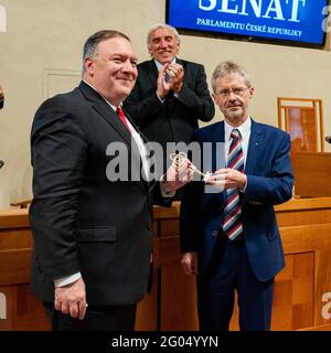 Il Segretario di Stato Mike Pompeo ha tenuto un discorso su "garantire la libertà nel cuore dell'Europa" e ha partecipato a una sessione di domande e risposte al Senato ceco, a Praga, Repubblica Ceca, il 12 agosto 2020, e ha ricevuto una chiave cerimoniale. Foto Stock