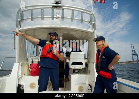 Reportage: I membri ausiliari della Guardia Costiera Tim Clarke, Don Parker e Dorothy Neiman, tutti i membri di Flotilla 23-03 ad Annapolis, MD., mantengono una zona di sicurezza per un'esposizione aerea durante la Maryland Fleet Week, Baltimora, MD., 16 ottobre 2016. Foto Stock