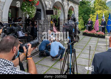 Il Segretario di Stato Michael R. Pompeo e il primo Ministro sloveno Janez Jansa tengono una conferenza stampa congiunta a Bled, Slovenia, il 13 agosto 2020. Foto Stock