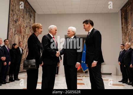 Il Vice Presidente Mike Pence partecipa a un incontro bilaterale con il Presidente italiano Sergio Mattarella venerdì 24 gennaio 2020 presso il Palazzo del Quirinale di Roma Foto Stock