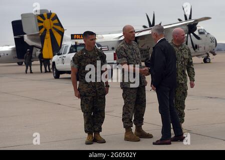 Reportage: Il Segretario della Difesa degli Stati Uniti James N. Mattis saluta il comandante generale della terza ala di aerei marini, il corpo dei Marini Gen. Kevin Iiams, all'arrivo alla Stazione aerea del corpo dei Marini, Miramar, California, 3 settembre 2018. Mattis ha viaggiato in California per osservare l'addestramento del gruppo di sciopero della portante. Foto Stock