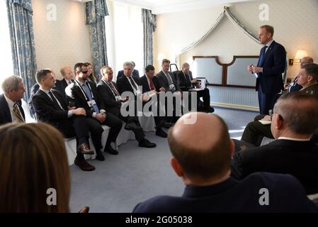 Reportage: Il Segretario della Difesa statunitense Patrick M. Shanahan incontra una delegazione del Congresso guidata dal senatore statunitense Lindsey Graham, a margine della Conferenza sulla sicurezza di Monaco, Monaco, Germania, 16 febbraio 2019.