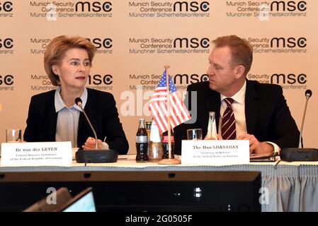 Reportage: Il Ministro della Difesa tedesco Ursula von der Leyen e il Segretario della Difesa degli Stati Uniti Patrick M. Shanahan partecipano ad un ministeriale di sconfitta-ISIS, Monaco, Germania, 15 febbraio 2019. Foto Stock