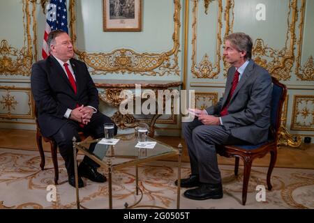 Il Segretario di Stato Michael R. Pompeo è intervistato da radio Free Europe/radio Liberty (RFE/RL), a Praga, Repubblica Ceca, il 12 agosto 2020. Foto Stock