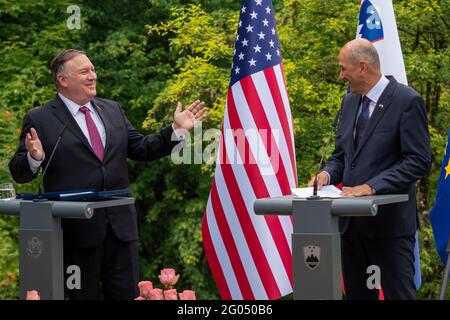 Il Segretario di Stato Michael R. Pompeo e il primo ministro sloveno Janez Jansa tengono una conferenza stampa congiunta a Lubiana, Slovenia, il 13 agosto 2020. Foto Stock