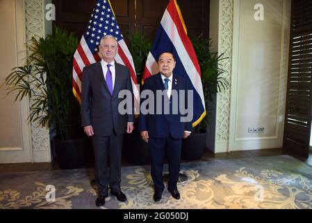 Reportage: Il Segretario della Difesa degli Stati Uniti James N. Mattis incontra il Vice primo Ministro e Ministro della Difesa Thailandese Gen. Prawit Wongsuwan alla riunione dei Ministri della Difesa dell'ASEAN, Singapore, 19 ottobre 2018. Foto Stock