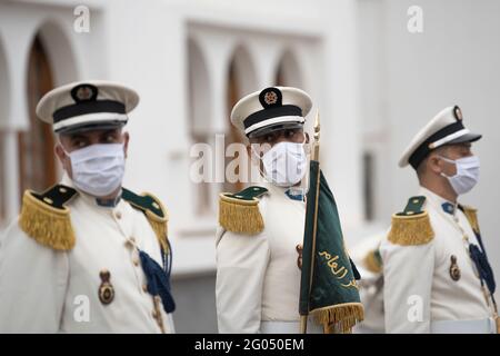 Reportage: Le truppe di guardia d'onore si preparano per l'arrivo del Segretario della Difesa Dr. Mark T. Esper, presso la Royal Maroccan Armed Forces Headquarers, Rabat, Marocco, 2 ottobre 2020. Foto Stock