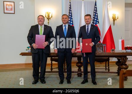 Il Segretario di Stato Michael R. Pompeo partecipa alla cerimonia di firma dell'accordo di cooperazione rafforzata tra Stati Uniti e Polonia con il presidente polacco Andrzej Duda e il ministro polacco della Difesa Mariusz Błaszczak, a Varsavia, Polonia, il 15 agosto 2020, Foto Stock