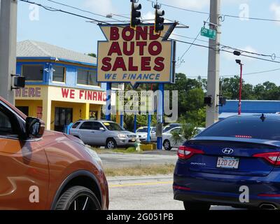 New York, New York, Stati Uniti. 29 maggio 2021. Bond Auto Sales vende auto usate, in Tampa, FL, dal 1962, gli acquirenti viaggiano lo stato della Florida selezionando auto usate. IL PUNTEGGIO DI CREDITO NON È UN PROBLEMA. Credit: John Marshall Mantel/ZUMA Wire/Alamy Live News Foto Stock