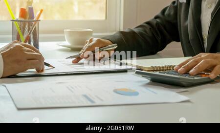 Il team del progetto aziendale sta lavorando insieme nella sala riunioni dell'ufficio. Foto Stock