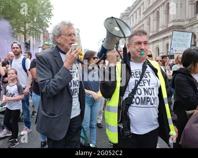 Londra, Regno Unito. 29/05/21. Piers Corbyn si ferma brevemente per parlare fuori Downing Street durante la protesta del passaporto anti-vaccinazione 'Unite per la libertà'. Foto Stock