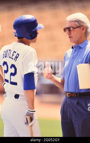 Los Angeles Dodgers outfielder Brett Butler parla con il direttore generale Fred Claire -- si prega di credito fotografo Kirk Schlea Foto Stock