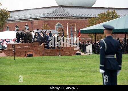 Reportage: Il Presidente Donald J. Trump, il Vice Presidente Michael Pence, il Segretario della Difesa Mark Esper e il Presidente uscente dei Capi congiunti del corpo marino Gen. Joseph F. Dunud partecipano ad una cerimonia di benvenuto delle forze armate per il 20° presidente dei Capi congiunti del personale, il Gen. Mark A. Milley, Joint base Myer-Henderson Hall, Virginia, 30 settembre 2019. Foto Stock