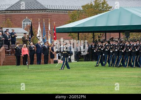 Reportage: Il nuovo presidente dei capi di Stato, il generale dell'esercito Mark A. Milley, a sinistra, rende onore al presidente Donald J. Trump, al vicepresidente Michael Pence e al segretario alla difesa Mark Esper in una cerimonia di benvenuto delle forze armate tenutasi a Milley's Honor, Joint base Myer-Henderson Hall, Virginia, 30 settembre 2019. Foto Stock