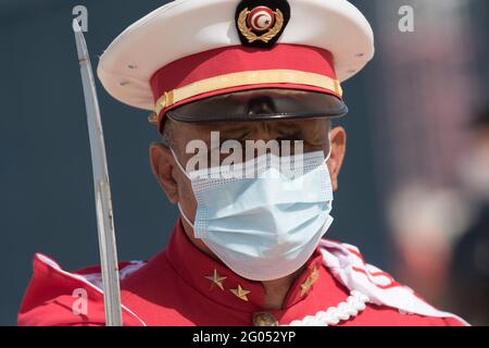 Reportage: Una guardia tunisina d'onore si prepara per l'arrivo del Segretario della Difesa Dr. Mark T. Esper Tunis, Tunisia, 30 settembre 2020. Foto Stock