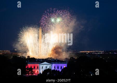 Fuochi d'artificio appaiono sopra la Casa Bianca Nord Portico illuminato in rosso-bianco e blu luci Sabato sera, 4 luglio 2020, durante la Salute per l'America 2020, 4 luglio celebrazione Foto Stock