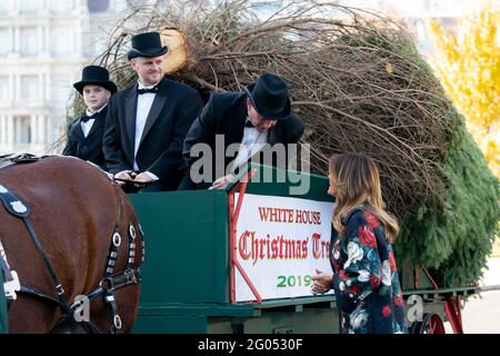 First Lady Melania Trump riceve l'albero di Natale della Casa Bianca Lunedi, 19 novembre 2018, al Portico Nord della Casa Bianca Foto Stock