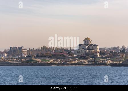 Cattedrale di San Vladimir dal mare. La cattedrale di Chersonesos è una delle più grandi della zona tra le chiese della Crimea. Foto Stock