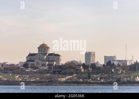 Cattedrale di San Vladimir dal mare. La cattedrale di Chersonesos è una delle più grandi della zona tra le chiese della Crimea. Foto Stock