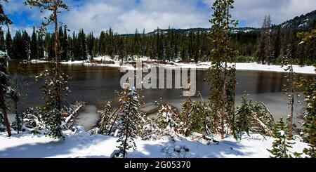 Spring Thaw al lago Devils vicino a Bend, Cascade Lakes Highway, Deschutes County, Oregon Foto Stock